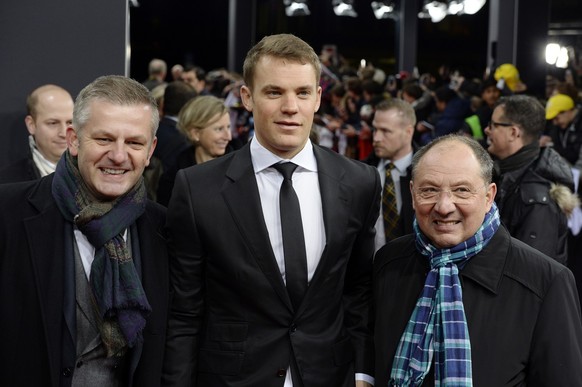 Footballer Manuel Neuer of Germany, center, poses with Swiss TV reporters Rainer Maria Salzgeber, left, and Bernard Thurnheer on the red carpet prior to the FIFA Ballon d&#039;Or 2014 gala held at the ...