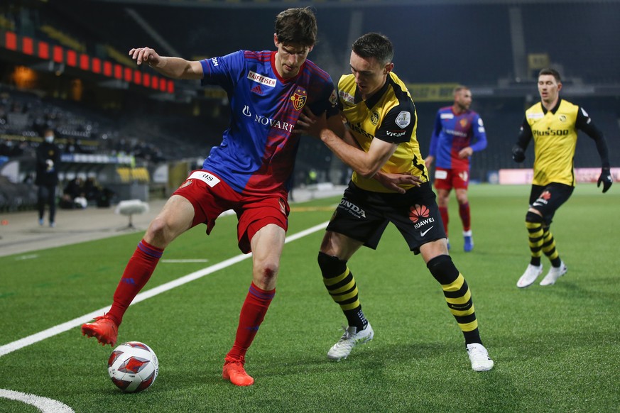 Basels Timm Klose, links, und YBs Silvan Hefti in Aktion, im Super League Spiel zwischen dem BSC Young Boys Bern und dem FC Basel, am Samstag, 21. Novmber 2020 im Stadion Wankdorf in Bern. (KEYSTONE/P ...