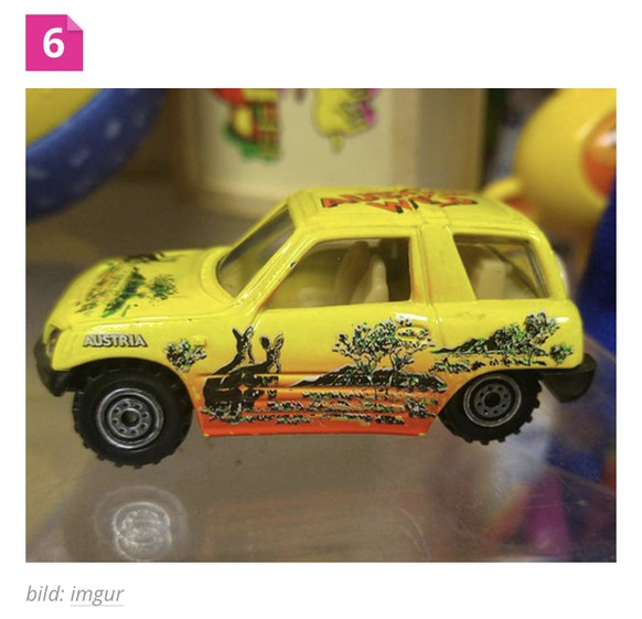 23 Design-Fails bei Spielsachen, die nur Erwachsene verstehen
Nummer 6 ist eigentlich ein Doppel-Fail.
Neben den beiden Kängurus, die sich einfach gern haben, steht auf dem Auto nämlich &quot;Austria ...