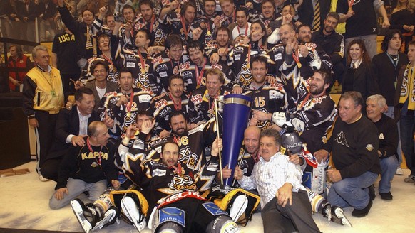 Die Luganesi mit dem Assistenztrainer Ivano Zanatta, vorne rechts, und Spieler Sandy Jeannin, vorne links, feiern mit dem Meisterpokal den soeben gewonnenen 7. Meistertitel nach dem fuenften Playoff-F ...