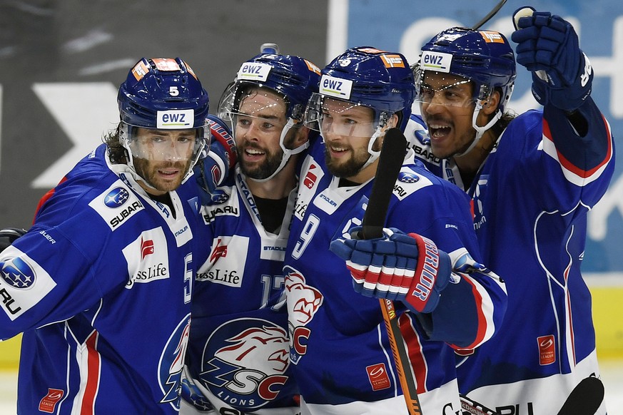 Die Zuercher jubeln nach dem 1-0 beim Eishockeyspiel der Nationalleague A ZSC Lions gegen den HC Ambra-Piotta im Hallenstadion in Zuerich am Mittwoch, 7. September 2016. (KEYSTONE/Walter Bieri)