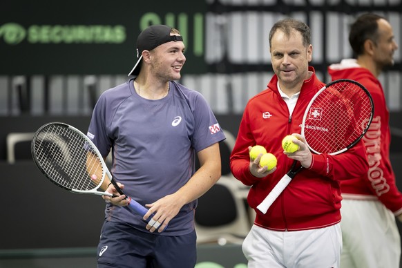 epa11860217 Switzerland&#039;s Dominic Stricker (L) speaks with Switzerland&#039;s team Captain Severin Luethi (R) during a training session of the Swiss Davis Cup team, in the Swiss Tennis Arena in B ...