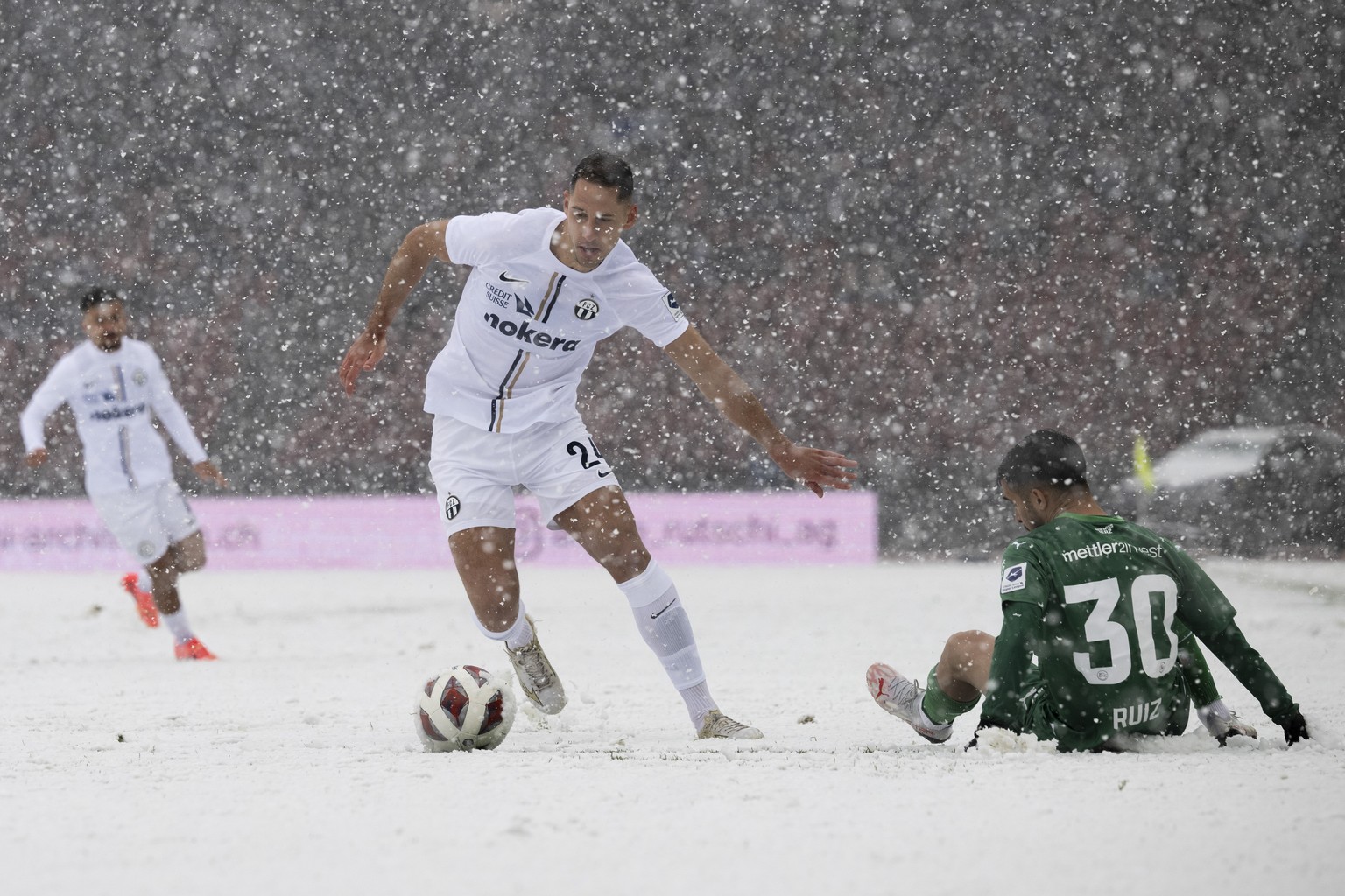 Nikola Katic (FCZ), links, spielt um den Ball mit Victor Ruiz (FCSG), rechts, im Fussball Meisterschaftsspiel der Super League zwischen dem FC Zuerich und dem FC St. Gallen im Letzigrund, am Sonntag,  ...