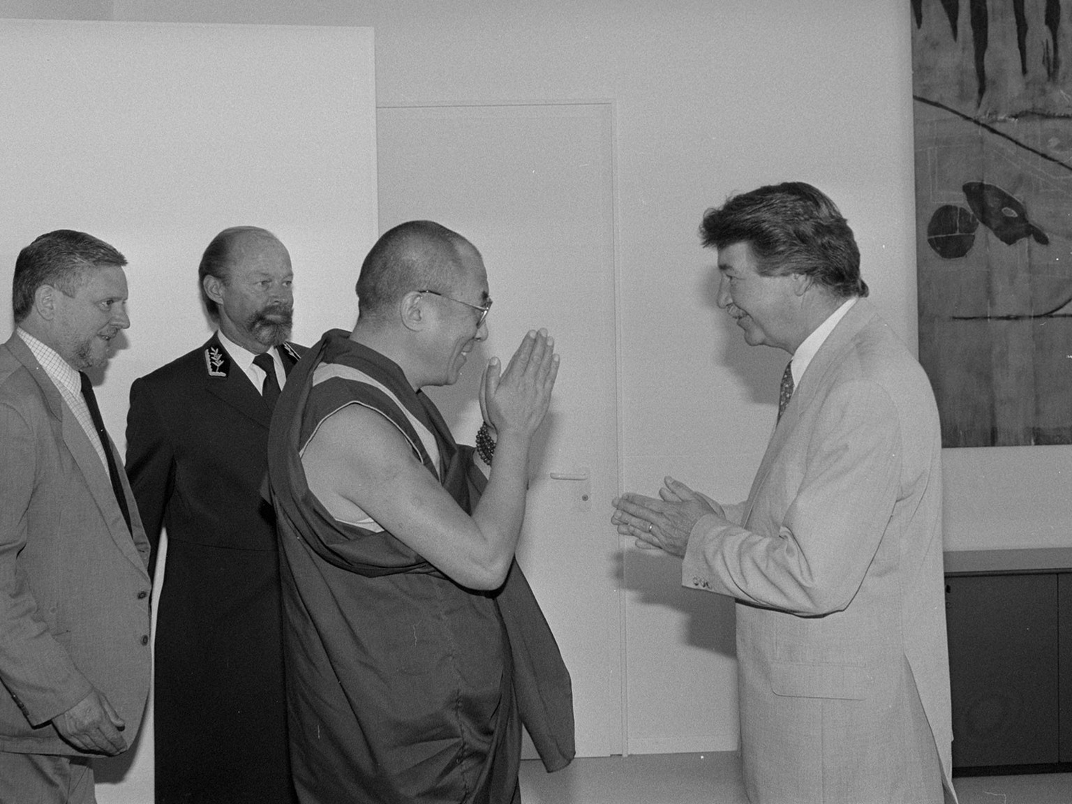 Begrüssung des Dalai Lama durch Bundesrat René Felber am 19. August 1991 in Bern.
https://permalink.nationalmuseum.ch/100834477