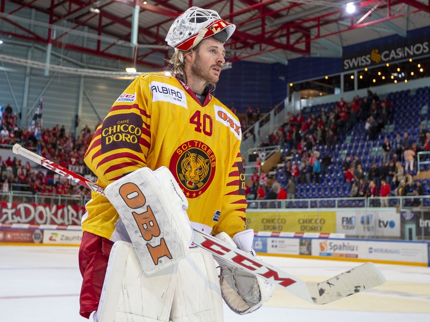 SCL Tigers Torhueter Damiano Ciaccio auf dem Weg in die Garderobe nach dem 2-0 Sieg im Eishockey-Meisterschaftsspiel der National League zwischen den SC Rapperswil-Jona Lakers und den SCL Tigers am Fr ...