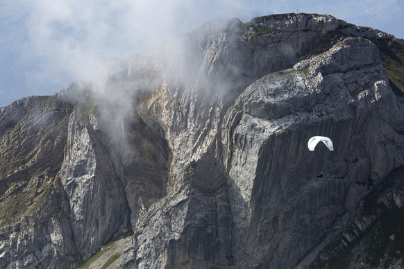 Ein Gleitschirmflieger und im Hintergrund der Pilatus, am 21. Juli 2015. (KEYSTONE/Gaetan Bally)

A paraglider and in the background the Pilatus, in Switzerland, on July 21. 2015. (KEYSTONE/Gaetan Bal ...