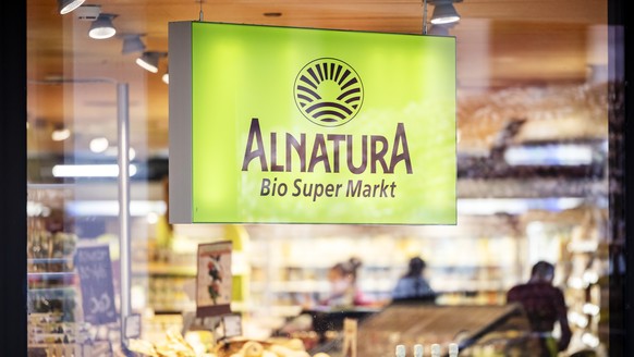 Das Logo einer Alnatura Filiale, aufgenommen am Dienstag, 25. Februar 2025 in Zuerich. Die Migros setzt ihre Konzentration aufs Kerngeschaeft fort. Der Detailhaendler verkauft ihre Moebelhaendlerin Mi ...
