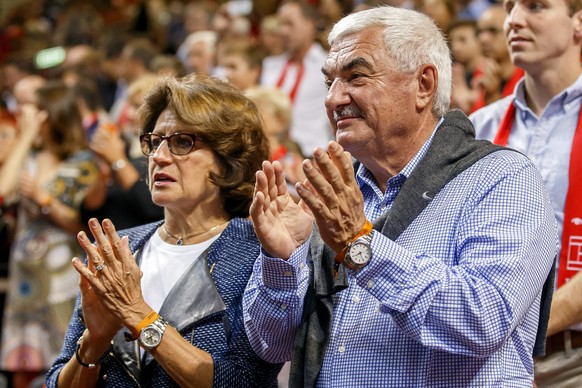 epa04397448 Swiss Roger Federer&#039;s mother Lynette (L) and father Robert Federer applaud during the first single match of the Davis Cup World Group Semifinal match between Switzerland and Italy, at ...