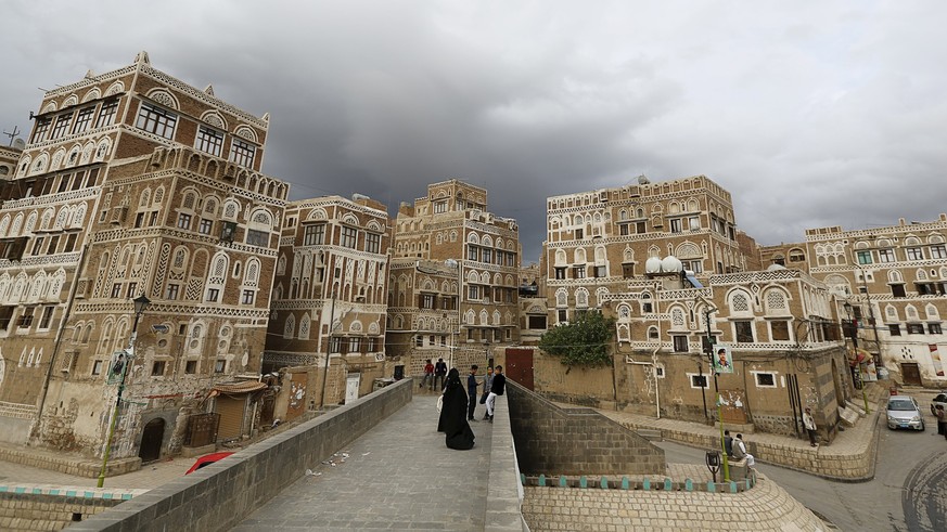 Historische Gebäude in Jemens Hauptstadt Sanaa: Die Konfliktparteien geben an, sie wollten die Waffenruhe, die in der Nacht auf Montag in Kraft trat, einhalten.