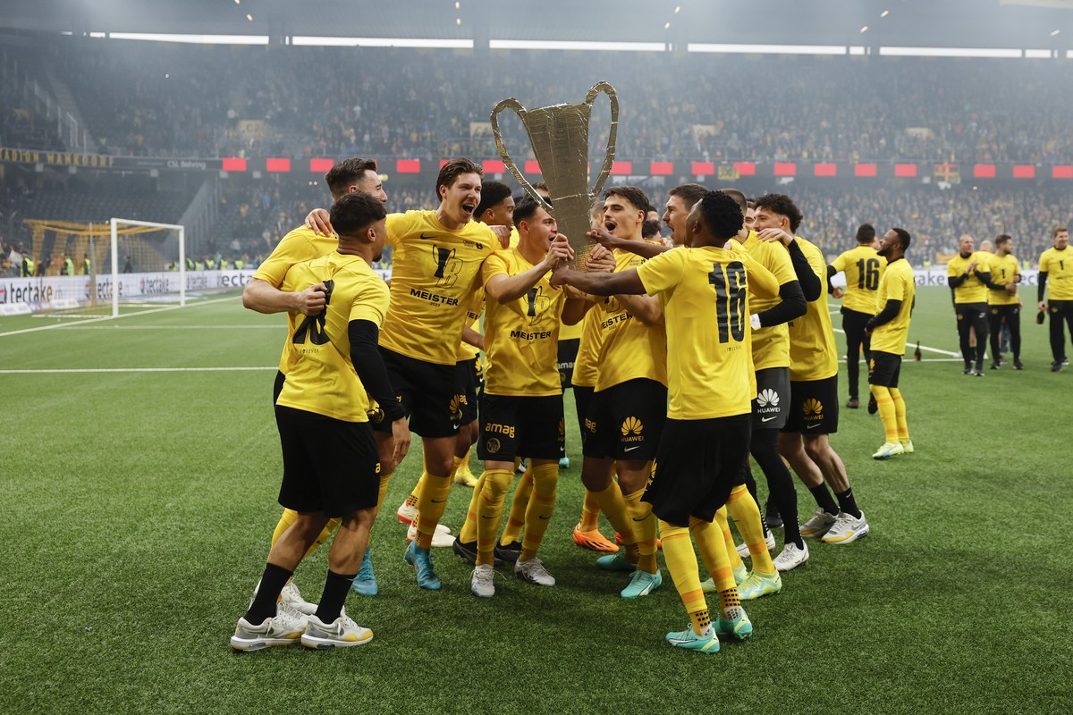 YBs Fabian Rieder und seine Teamkollegen feiern mit einer Meisterpokal Attrappe, nach dem Super League Spiel zwischen dem BSC Young Boys Bern und dem FC Luzern, am Sonntag, 30. April 2023 im Stadion W ...