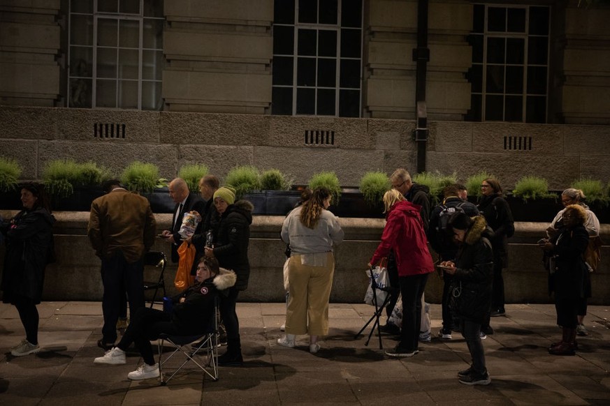 LONDON, ENGLAND - SEPTEMBER 15: Well-wishers stand in the queue for the Lying-in State of Queen Elizabeth II on September 15, 2022 in London, England. Queen Elizabeth II is lying in state at Westminst ...