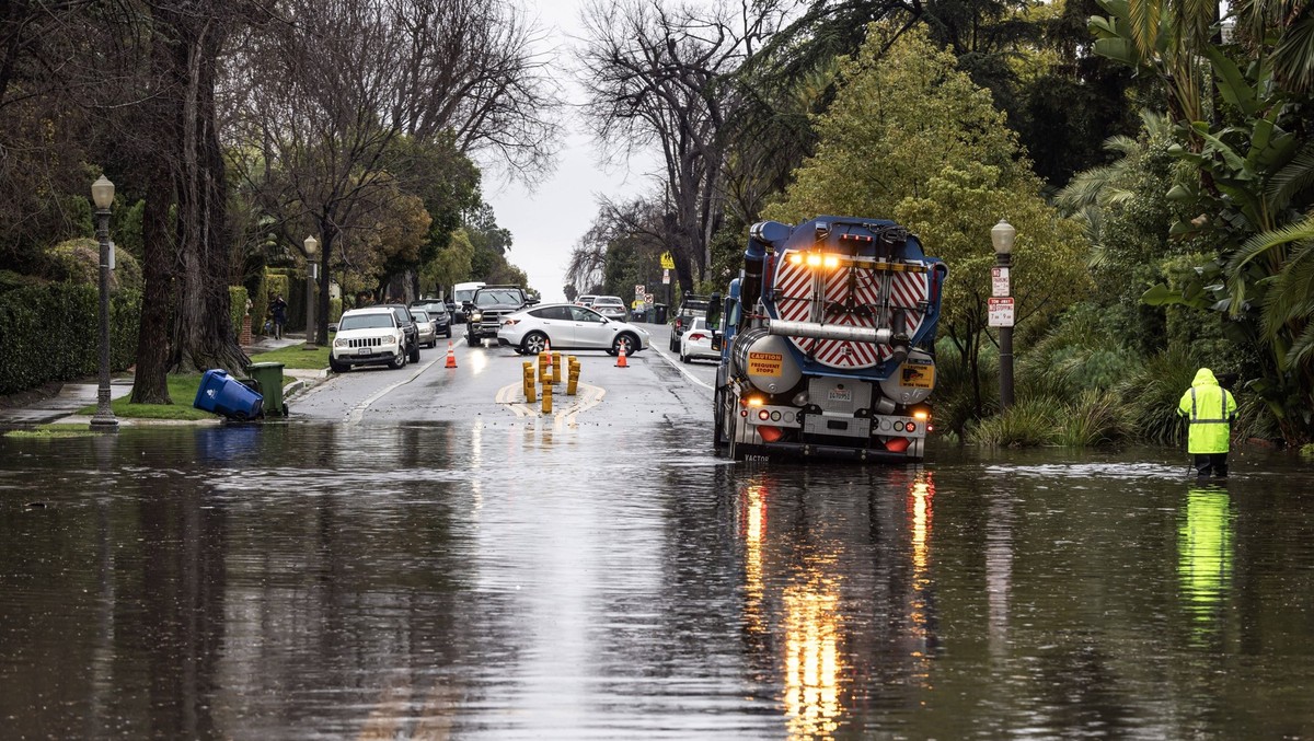 Ein Strassenzug in Los Angeles steht unter Wasser.