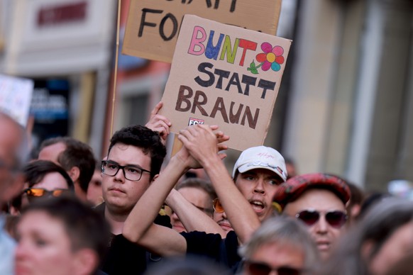 epa13189366 People protest against a campaign event of Ulrich Siegmund, lead candidate of the far-right Alternative for Germany (AfD), prior to state elections in Saxony-Anhalt, in Naumburg, Germany,  ...