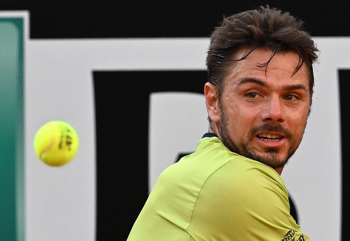 epa09942791 Stan Wawrinka of Switzerland in action during his men's singles third round match against Novak Djokovic of Serbia at the Italian Open tennis tournament in Rome, Italy, 12 May 2022. E ...