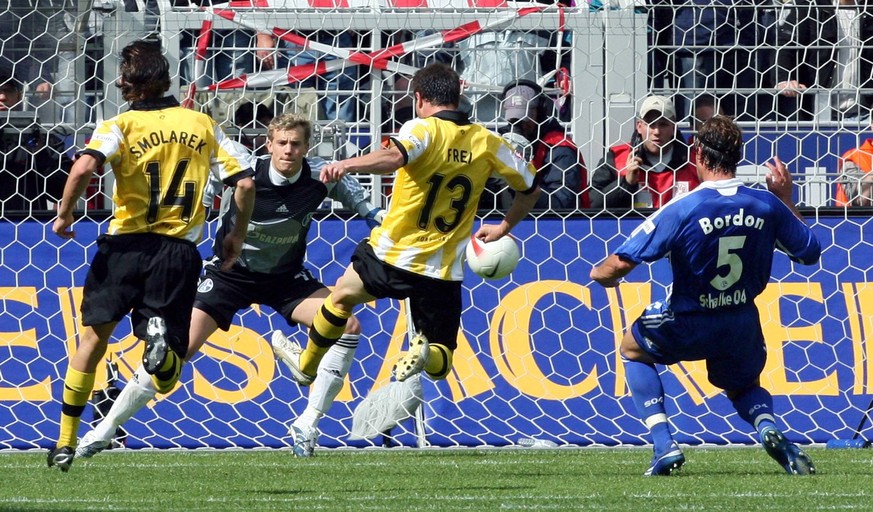 Bildnummer: 02831918 Datum: 12.05.2007 Copyright: imago/Team 2
Alexander Frei (BVB, Mitte) trifft gegen Torwart Manuel Neuer (Schalke) zum 1:0; Alex, Vdig, quer, Tor, Treffer, Gegentor, Saison 2006/2 ...