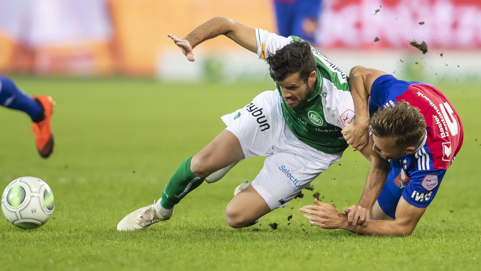 St. Gallens Tranquillo Barnetta, links, kaempft um den Ball gegen Basels Silvan Widmer, waehrend dem Fussball Meisterschaftsspiel der Super League zwischen dem FC St. Gallen und dem FC Basel, am Samst ...