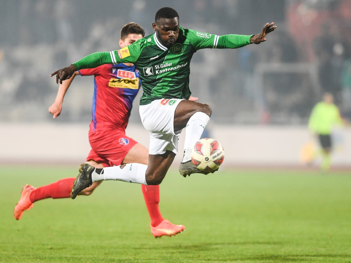 St. Gallen's Player Emmanuel Latte Lath in action, during the Swiss Cup soccer 1/8 match, AC Arbedo Castione against FC St. Gallen, at the Stadio Comunale Bellinzona, Tuesday, November 8, 2022. ( ...