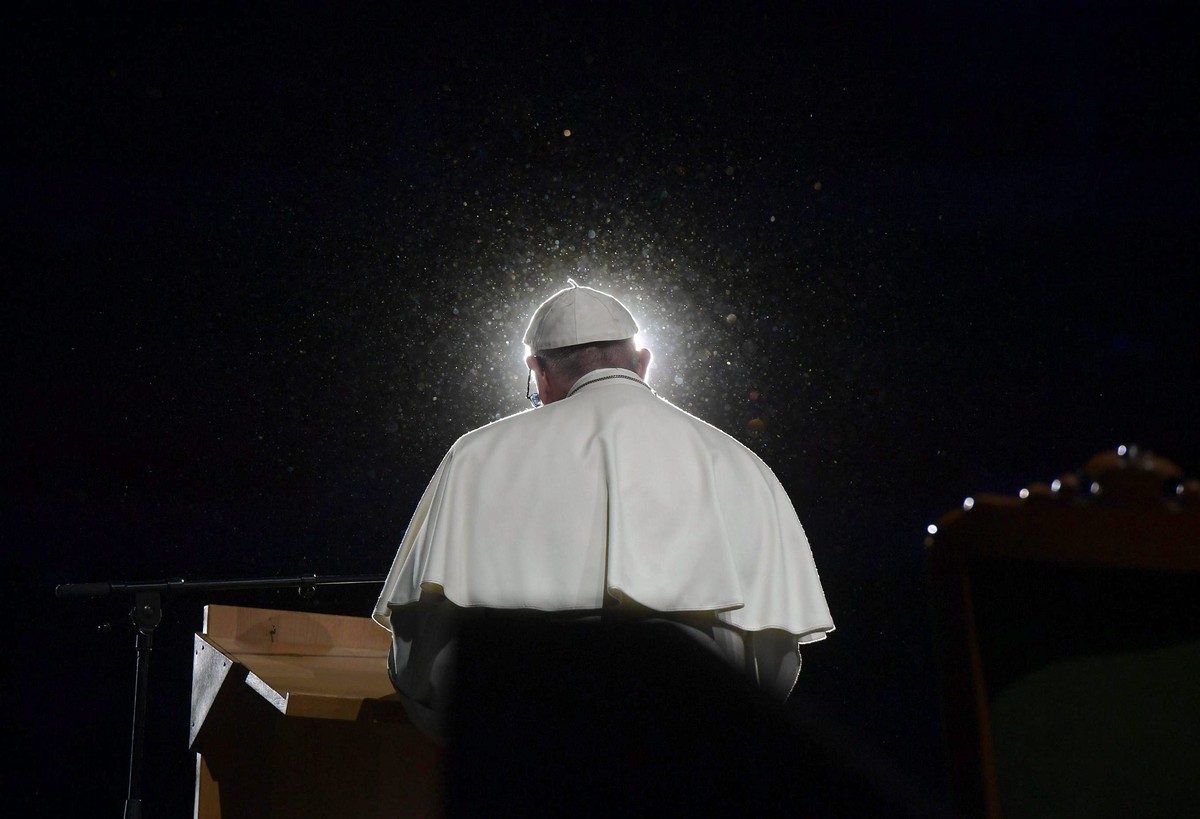 epa05611729 A handout photo provided by the Vatican's 'Osservatore Romano' press office on 31 October 2016 of Pope Francis attending an Ecumenical event at Malmo Arena in Malmo, Sweden, ...