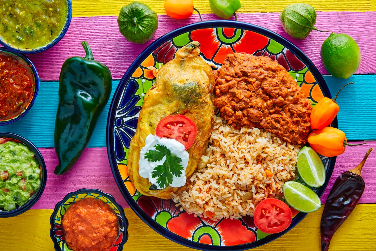 Chile relleno de queso con arroz y frijoles mexikanisch mexiko essen food