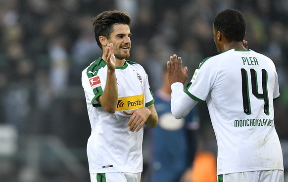Moenchengladbach&#039;s Jonas Hofmann, left, celebrates with Moenchengladbach&#039;s Alassane Plea after he scored his side&#039;s second goal against Duesseldorf goalkeeper Michael Rensing during the ...