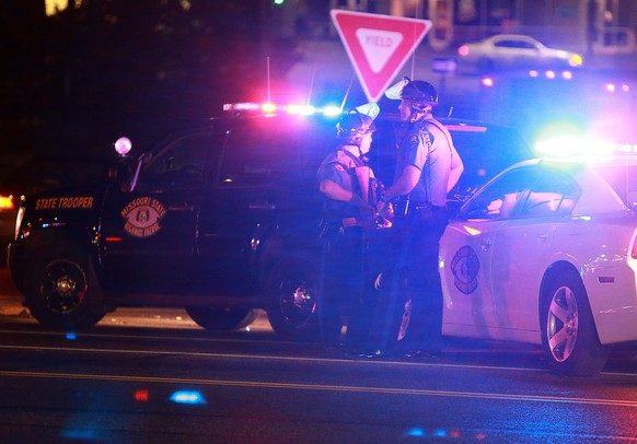 Nächtlicher Aufruhr wegen angeschossenem Polizist in Ferguson.