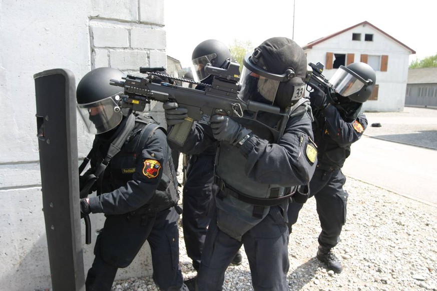 Sondereinheit Argus der Aargauer Polizei beim Training. (Bild: az)