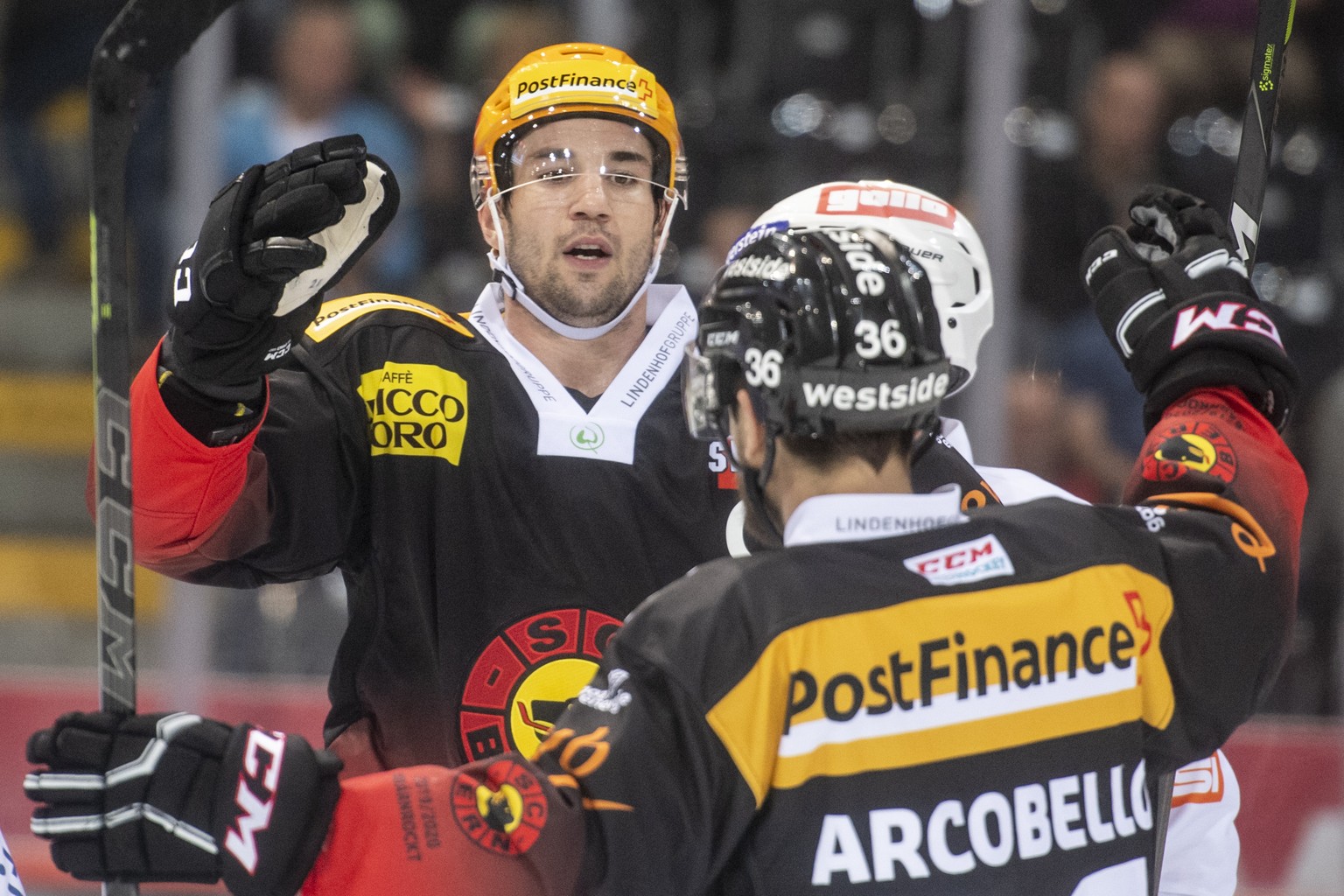 Berns Simon Moser freut sich nach seinem Ausgleichstor zum 3:3 beim Eishockey Meisterschaftsspiel der National League zwischen dem SC Bern und den SC Rapperswil-Jona Lakers, am Freitag, 13. September  ...