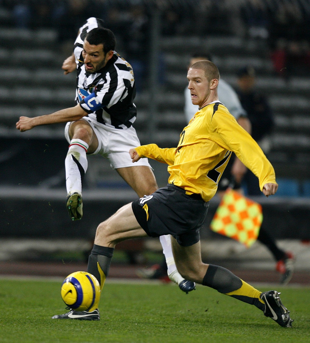 Juventus' Gianluca Zambrotta, left, kicks the ball past Arsenal's Philippe Senderos, during the Champions League second leg quarterfinal soccer match between Juventus and Arsenal at the Dell ...