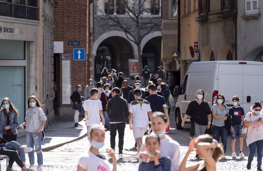 Leute geniessen das sonnige Fruehlingswetter in der Altstadt von Bellinzona waehrend der Osterfeiertage, am Samstag, 3. April 2021. In den Schloessern von Bellinzona, der Altstadt und dem Castelgrande ...