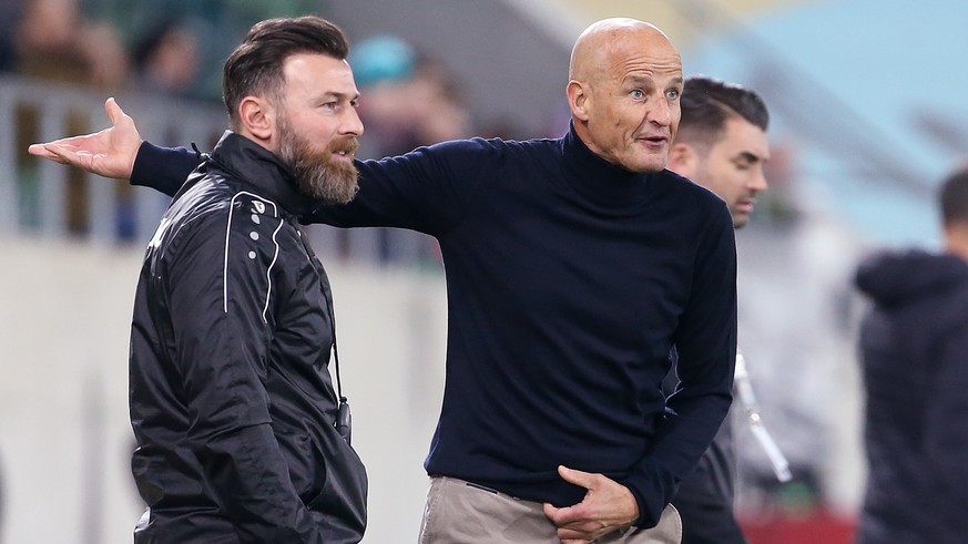 St. Gallen Trainer Peter Zeidler, rechts, und sein Assistent Ioannis Amanatidis, links, in Diskussion mit dem Linienrichter, aufgenommen am Samstag, 16. Maerz 2019, beim Fussball Super-League Spiel zw ...