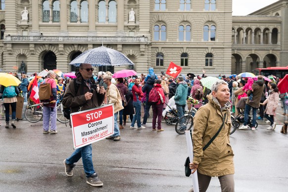 Demonstranten protestieren auf dem Bundesplatz gegen die Coronavirus Massnahmen am Samstag, 2. Mai 2020 in Bern. (KEYSTONE/Manuel Lopez)