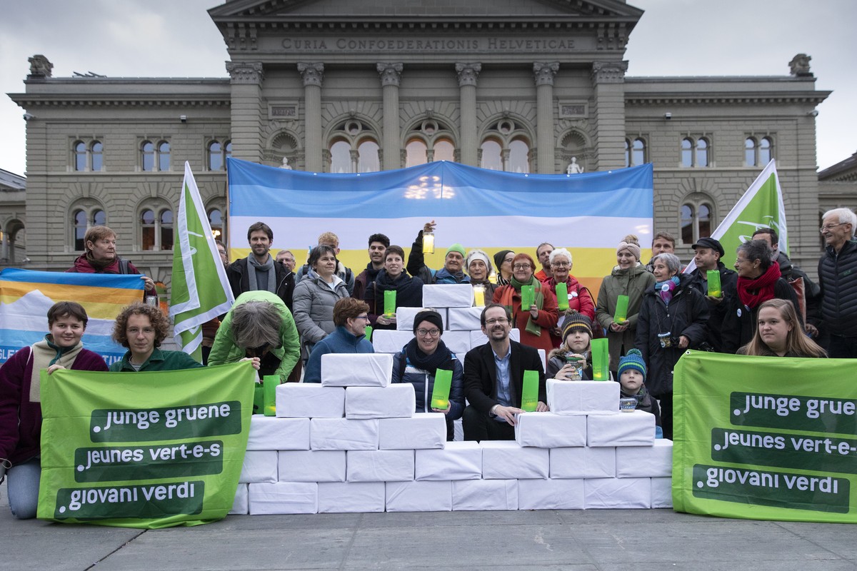 Balthasar Glaettli, GP-ZH, und Aline Trede, GP-BE, Mitte, posieren mit Mitgliedern der Gruenen und jungen Gruenen bei der Einrichung der Gletscherinitiative, am Mittwoch, 27. November 2019 auf dem Bun ...