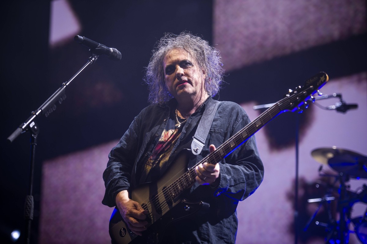 British singer Robert Smith of The Cure band performs in concert at the Mediolanum Forum. Milan Italy, November 04th, 2022. Milan Italy - ZUMAm169 20221104_zac_m169_122 Copyright: xElenaxDixVincenzox