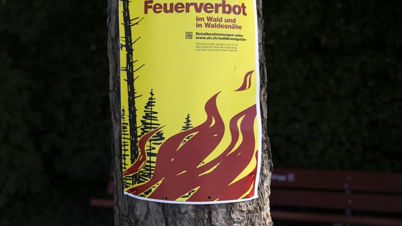 KEYPIX - An einem Baum auf dem Kaeferberg, macht ein Plakat auf die Waldbrandgefahr und das Feuerverbot im Wald und Waldesnaehe aufmerksam, am Donnerstag, 8. Juli 2026, in Zuerich. In weiten Teilen de ...