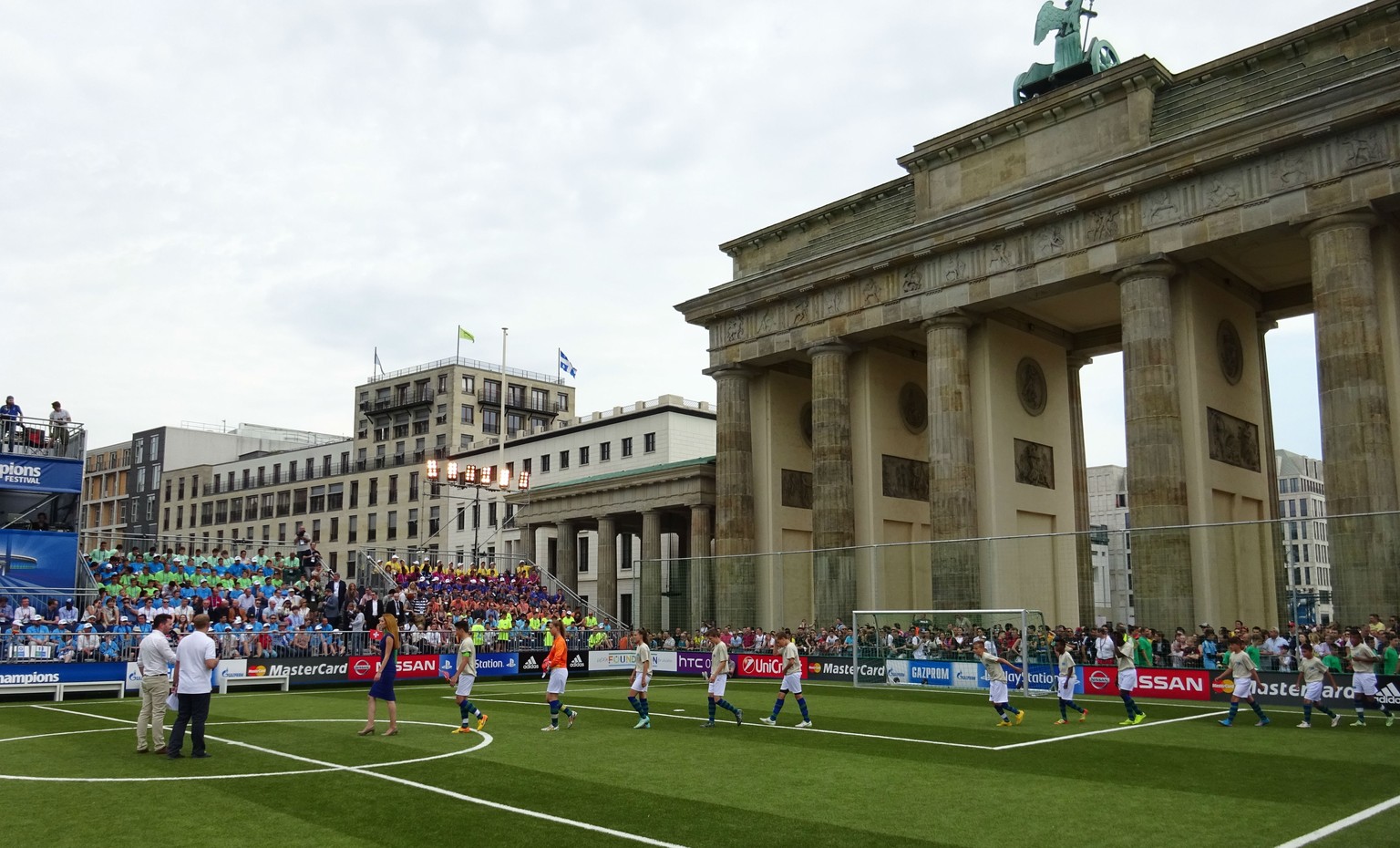 Die FCZ-Gladiatoren marschieren in die Fussball-Arena beim Brandenburger Tor.