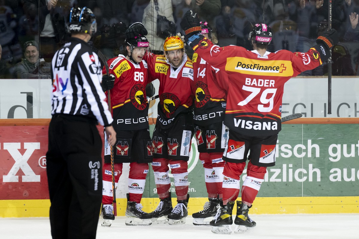 Berns PostFinance Topscorer Christopher DiDomenico, zweite-links, jubelt nach seinem Tor zum 4-0 mit seinem Teamkollegen, Joel Vermin, Colin Gerber, und Thierry Bader, von links, beim Eishockey Pre Pl ...
