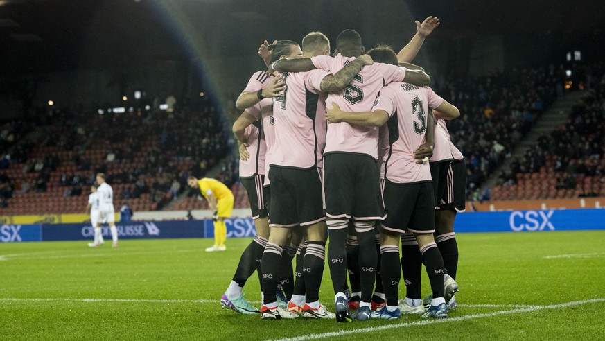 Servettes Chris Bedia mit der Mannschaft jubelt nach dem 0:1 Tor im Fussball Meisterschaftsspiel der Super League zwischen dem FC Zuerich und dem Servette FC im Letzigrund, am Samstag, 4. November 202 ...