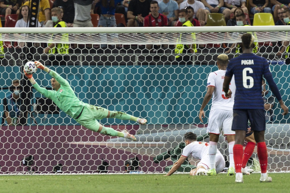 epa09309714 Switzerland's goalkeeper Yann Sommer (L) in action during the UEFA EURO 2020 round of 16 soccer match between France and Switzerland in Bucharest, Romania, 28 June 2021. EPA/JEAN-CHRI ...