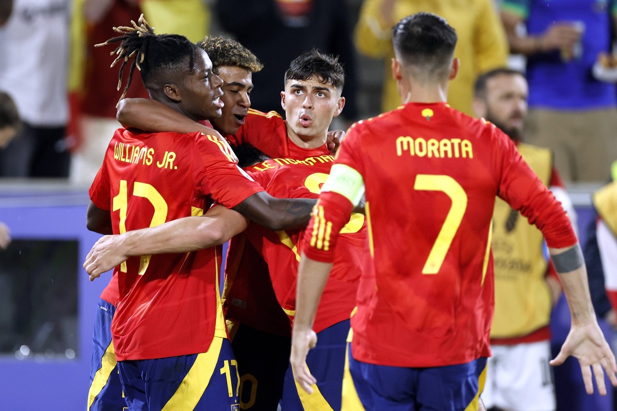 WILLIAMS Nico Team Spanien Jubel um Torschuetzen Williams Nico mit PEDRI und MORATA UEFA Fussball EURO 2024 in Deutschland Achtelfinale Spiel Spanien - Georgien 4 : 1 am 30.06.2024 in Koeln DFL REGULA ...