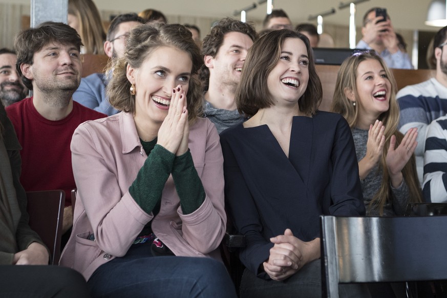 Die Co-Praesidentinnen Laura Zimmermann, rechts, und Flavia Kleiner von der Operation Libero, vom Nein-Buendnis zur Selbstbestimmungsinitiative, freuen sich am am Sonntag, 25. November 2018, in Bern.  ...