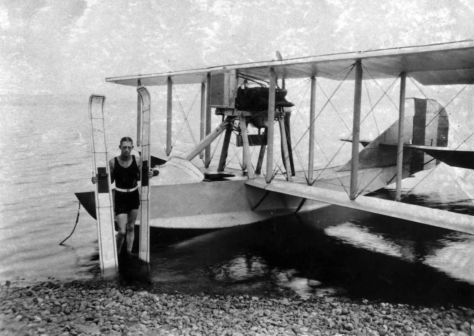 Ralph Samuelson, der Erfinders des Wasserskis, posiert vor einem Wasserflugzeug, mit dem er sich über das Wasser ziehen liess, 1925.
https://www.startribune.com/lake-city-will-honor-man-who-created-wa ...