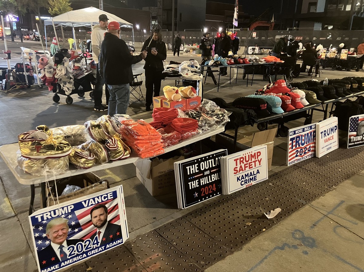 Trump-Fanartikel vor dem Fiserv Forum.