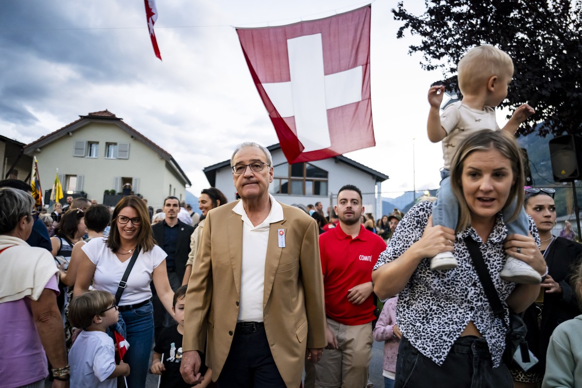 Le conseiller federal Guy Parmelin marche dans la foule a l'occasion de la fete nationale suisse le jeudi 31 juillet 2025 a Fully. (KEYSTONE/Jean-Christophe Bott)