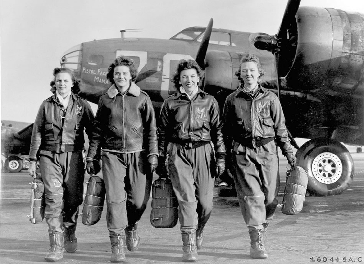 Frances Green, Margaret Kirchner, Ann Waldner und Blanche Osborn verlassen ihre «Pistol Packin' Mama» am Luftwaffenstützpunkt in Ohio. Sie gehörten zu den&nbsp;«Women Airforce Service Pilots», die wäh ...