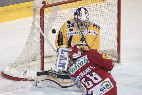 Tigers Sven Lindemann, vorne, erzielt das 1:0 gegen Langenthals Goalie Marc Eichmann, waehrend dem Eishockeyspiel der National League B zwischen den SCL Tigers und dem SC Langenthal am, Donnerstag, 27 ...