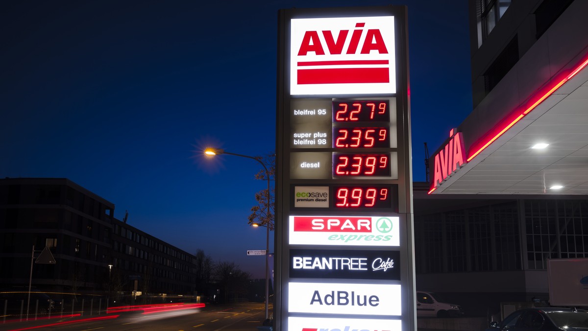 A panel showcases the fuel prices in Swiss francs at an AVIA petrol station in Zurich, Switzerland, on Wednesday, March 9, 2022. (KEYSTONE/Michael Buholzer)