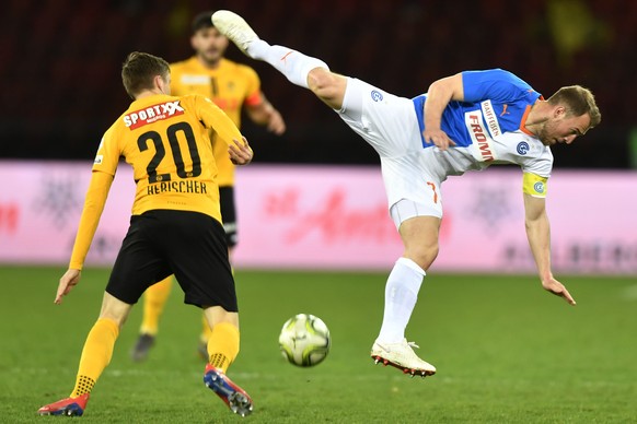 Der Zuercher Runar Sigurjonsson, rechts, gegen den Berner Michel Aebischer, links, beim Fussballspiel dert Super League Grasshopper Club Zuerich gegen die BSC Young Boys im Stadion Letzigrund in Zueri ...