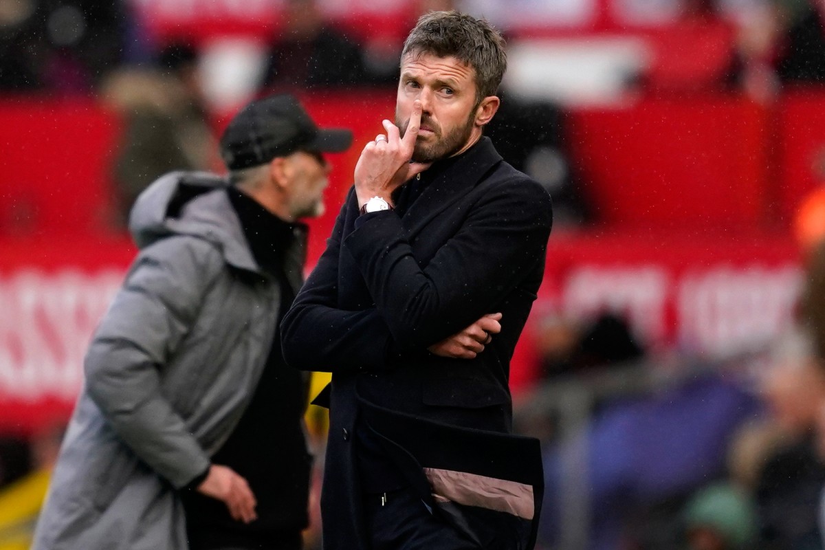 Manchester United's head coach Michael Carrick reacts during the English Premier League soccer match between Manchester United and Bournemouth in Manchester, England, Sunday, Oct. 25, 2026. (AP P ...