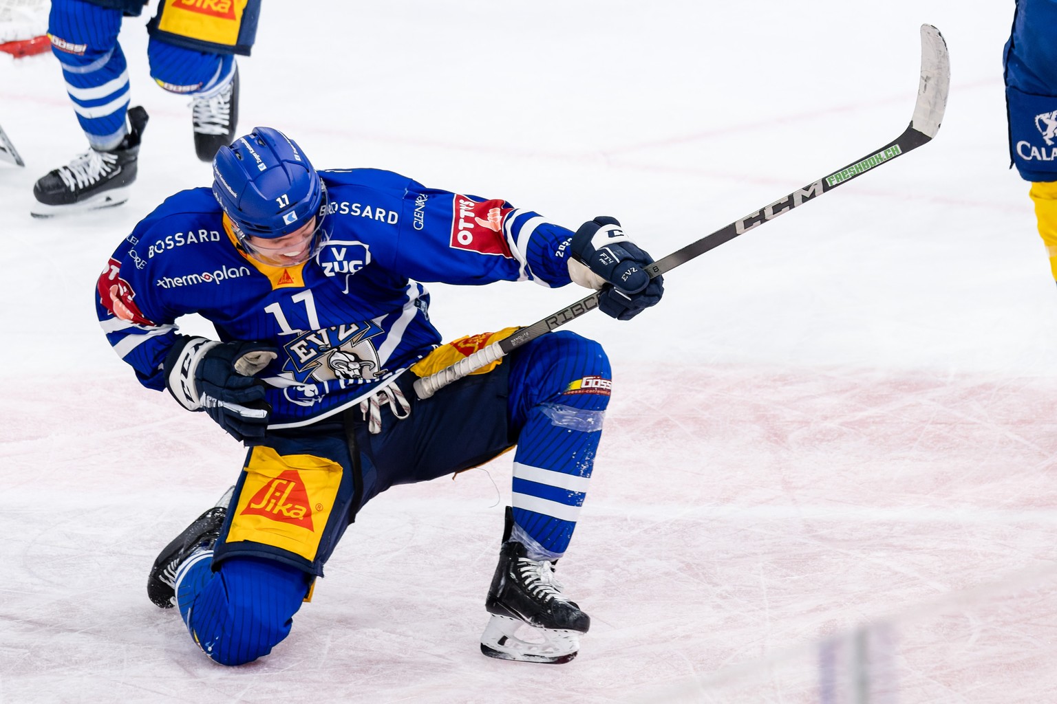 EV Zugs Attilio Biasca bejubelt sein Tor zum 2:1 im Eishockey Qualifikationsspiel der National League zwischen dem EV Zug und dem HC Davos am Freitag, 24. November 2023 in der Bossard Arena in Zug. (K ...