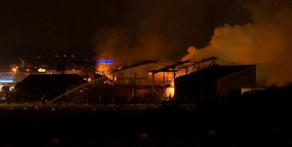 Explosionsgefahr in Dällikon ZH wegen Scheunenbrand.